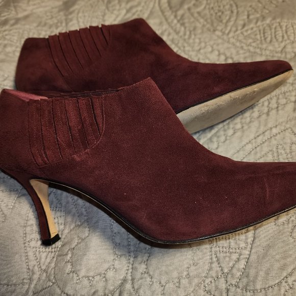 Manolo Blahnik Livrea Burgundy Suede Ankle Booties Size 38 - LIKE NEW CONDITION - Picture 1 of 7